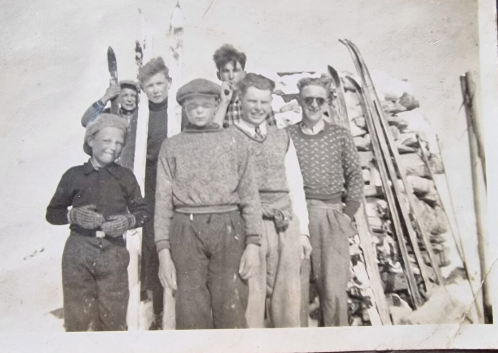 Tryggesteinen. Kåre med venner på ski.