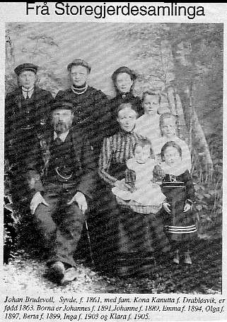 Johan og Kanutta Brudevoll med familie. Bestefar Johannes som gutt.